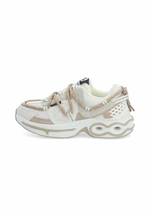 Scarpa da ginnastica bianca e beige con tomaia in mesh testurizzato, lacci elastici e suola imbottita distintiva con ritagli circolari.