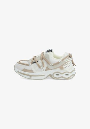 Chaussure de sport blanche et beige avec une tige en mesh texturé, des lacets élastiques et une semelle rembourrée distinctive présentant des découpes circulaires.