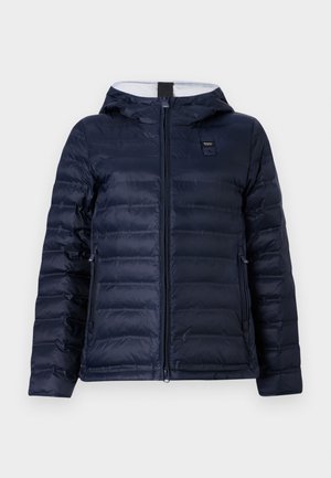 Námořnická puffer bunda s kapucí, má zapínání na zip v přední části, prošité panely a malé logo na hrudi. Hladká, lehká látka.