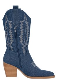 Botas de vaquero de denim con punta afilada, cremallera lateral y costuras de estilo western en blanco. Presentan un tacón apilado y tela texturizada.