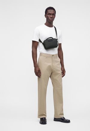 Armani Exchange, THIAGO CROSSBODY UNISEX - Дамска чанта - black