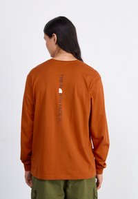 The North Face MENS TEE RELAXED VERTICAL - Topper langermet - bombay orange