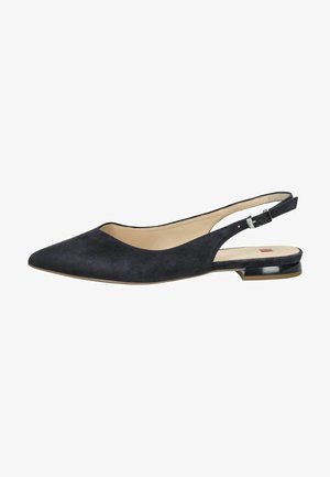 Chaussure plate en suede noire à bride arrière avec un bout pointu, un talon bas et un détail de boucle sur le côté. Doublure intérieure lisse et design minimaliste.