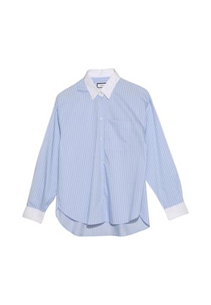 Lyseblå skjorte med lang erme med tynne vertikale striper, hvit krage og mansjetter, brystlomme foran og knappelukking.