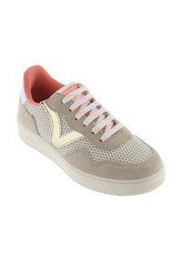 Sneaker grigio chiaro con dettagli in rete e suede, accenti rosa, lacci bianchi e suola a profilo basso. Logo ben visibile sul lato.