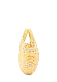 Panier tissé en jaune et crème, de forme ovale avec deux poignées texturées, mettant en valeur un design naturel et artisanal.