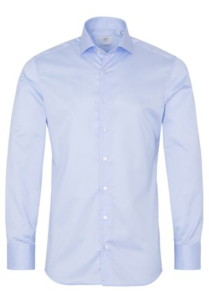 Chemise à manches longues bleu clair en tissu lisse. Dotée d'un col évasé, de sept boutons sur le devant et de poignets boutonnés avec un ourlet arrondi.