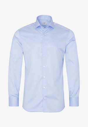 Chemise à manches longues bleu clair en tissu lisse. Dotée d'un col évasé, de sept boutons sur le devant et de poignets boutonnés avec un ourlet arrondi.