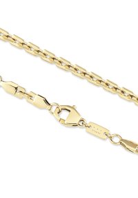 Collier en chaîne dorée avec des maillons rectangulaires et un fermoir en lobster, présentant une petite étiquette rectangulaire gravée "GPM STUDIOS".