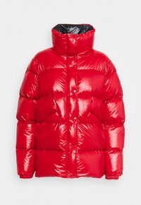 Punainen kiiltävä toppatakki, jossa on korkea kaulus, napilla suljettava etuosa, joustavat hihansuut ja kulmikkaat etutaskut valkoista taustaa vasten.