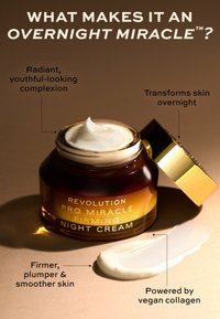 Mörk glasburk med guldaccenter. Krämig vit nattkräm delvis synlig. Texten på burken säger "Revolution Pro Miracle Firming Night Cream."