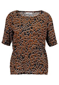 Blusa marrón estampada con manchas de leopardo en blanco y negro, mangas cortas, cuello redondo y tejido texturizado.