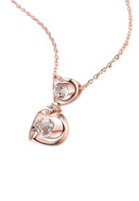 Collana con pendente in oro rosa, caratterizzata da cuori intrecciati e tre gemme trasparenti, con una finitura lucida e una delicata catena.