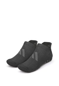 Schwarze Knöchelsocken aus strukturiertem Material, mit drei vertikalen grauen Streifen und einem gerippten Design, die für eine enge Passform konzipiert sind.