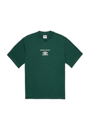 Zelené bavlněné tričko s krátkým rukávem. Má kulatý výstřih a bílý text "INSPIRUJEME NAŠE FANOUŠKY" spolu s logem Umbro.