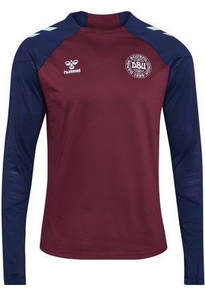 Koszulka sportowa z długim rękawem z bordowym korpusem i granatowymi rękawami, z białym logo Hummel i emblematem Duńskiego Związku Piłki Nożnej na piersi.