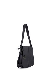 Czarna skórzana torba na ramię z teksturowanym przodem, regulowanym paskiem i złotą logo. Posiada zapięcie na klapę oraz widoczne detale przeszycia.