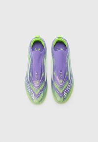 Scarpe da calcio viola e verdi con un design elegante, parte superiore testurizzata e un prominente logo "F50" sul lato. Stile leggero e slip-on.