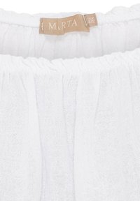 Hvid linnedstof med en samlet elastisk talje. Et mærke nær toppen viser "MARTA" med størrelsen angivet som "One Size."