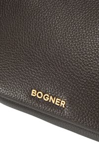 Borsa in pelle marrone con una superficie testurizzata. Presenta un logo dorato "BOGNER" nella parte anteriore, mostrando una forma rettangolare e un design elegante.