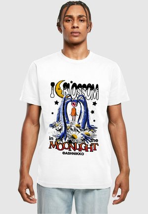 Weißes Baumwoll-T-Shirt mit einem bunten Grafikmotiv eines Charakters mit blauen Haaren und Gänseblümchen, überlagert von dem Text: "Ich erblühe im Mondlicht."
