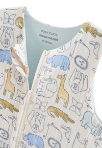 Sac de sommeil pour bébé avec fermeture éclair en coton doux, crème avec des motifs animaux bleus et jaunes ; présente un col arrondi et une texture légère.