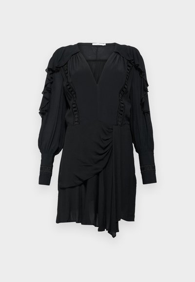 Juodas suknelė su raukiniais rankovėse, giliu V formos iškirpimu ir asimetrijos kraštu. Pabrėžia tekstūruotus akcentus ant liemenės ir rankovių. Minkšta medžiaga.
