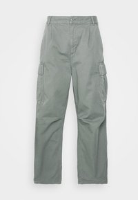 Spodnie typu cargo wykonane z teksturowanej tkaniny w stonowanym zielonym kolorze. Posiadają zapięcie na guziki, kieszenie boczne oraz luźny fason.