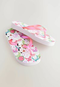 Flip-Flops mit einer weißen Gummisohle und pinken Riemen, die ein buntes Muster aus Cartoon-Tieren und Obst in Pastellfarben zeigen.