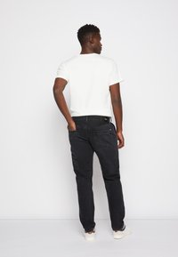 Pepe Jeans ADAMS - Calças de ganga de perna direita - black denim