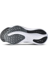 Semelle de chaussure de sport blanche avec une section en caoutchouc noir texturé, présentant un motif en vagues et des points de grip hexagonaux pour la traction.
