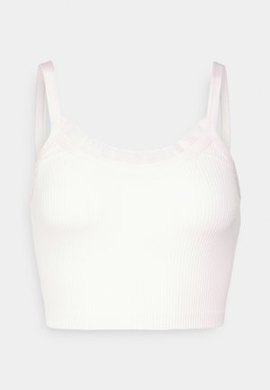 Biały prążkowany krótki top z cienkimi ramiączkami i subtelnym detalem dekoltu w kształcie litery V, pokazany na jednolitym tle.