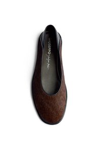 Scarpa piatta marrone con un design elegante, dotata di una tomaia morbida e con texture, e una rifinitura nera lungo i bordi. Etichetta visibile all'interno.