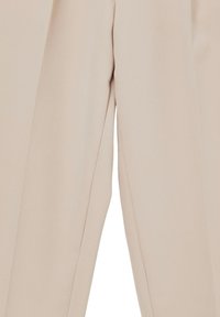 Pantaloni beige su misura con una texture liscia, design a gamba dritta e pieghe frontali per una maggiore struttura e stile.