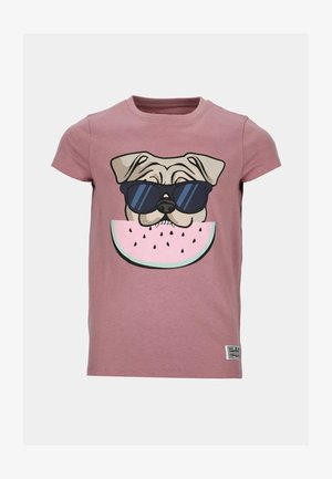 Lyserød bomulds t-shirt med et trykt grafik af en hund, der bærer solbriller foran en vandmelonskive. Rund hals og korte ærmer.