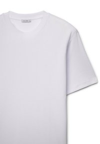 Weißes Baumwoll-T-Shirt mit rundem Halsausschnitt und kurzen Ärmeln. Glatte Textur mit verstärkten Nähten an den Nähten. Markenetikett am Halsausschnitt sichtbar.