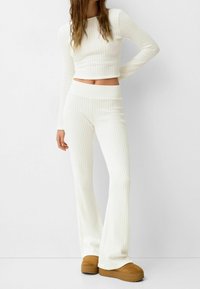 Bershka Strickpullover - white