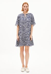 Marineblaues Kleid mit weißem Blumenmuster, lockere Passform, kurze Ärmel, Schlüsselloch-Ausschnitt und ausgestellter Saum, aus leichtem Stoff gefertigt.