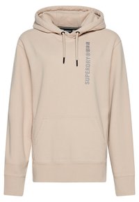 Beige hoodie met een voorvak, verstelbare trekkoorden en een verticale logoprint aan de linkerkant. Zachte katoenmix stof.