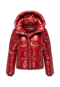 Chaqueta acolchada roja y brillante con capucha. Cuenta con cierre de cremallera, acentos naranjas y puños elásticos. Diseño acolchado con secciones horizontales.