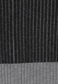 Tela acanalada con franjas alternas en gris oscuro y negro. Textura suave, patrón vertical y costura uniforme visible en toda la superficie.