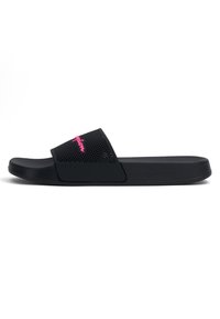 Sandalia deslizante negra con parte superior texturizada, que presenta un diseño perforado y un logo de color rosa brillante. Suela plana con bordes suaves.