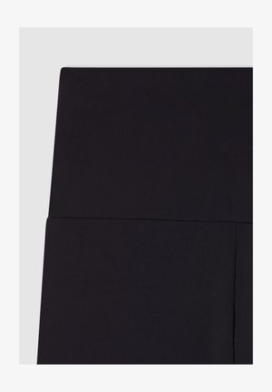 Tessuto nero elasticizzato con una superficie liscia, presenta una vita alta e un design senza cuciture. Adatto a diverse forme del corpo.