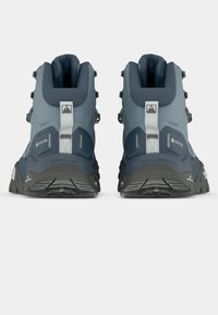 Planinarske čizme s gornjim dijelom od sivog tekstila s tamnoplavim detaljima, snažnim gumenim potplatima i višestrukim ušicama za sigurno vezanje.