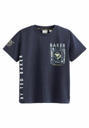 Granatowy bawełniany t-shirt z nadrukami w jasnej zieleni i bieli, z napisem "BAKER" oraz motywem globu na przodzie i rękawie.