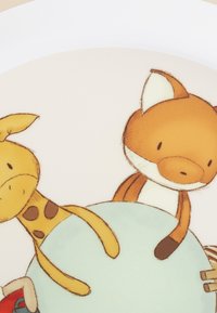 Keramikteller mit einer Giraffe und einem Fuchs, beide in sanften Farben illustriert. Der Hintergrund ist hellbeige, mit einem großen türkisfarbenen Globus.