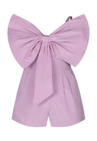 Krótki liliowy kombinezon z dużą kokardą z tyłu, wykonany z lekkiego materiału o gładkiej fakturze i plisowanych szortach, co dodaje objętości.