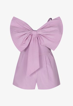 Romper lilla corto con un grande dettaglio a fiocco sulla schiena, realizzato in tessuto leggero con una texture liscia e pantaloni corti plissettati per un volume maggiore.