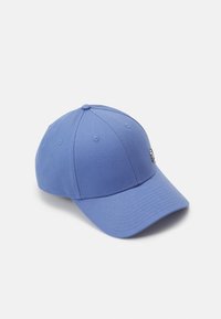 Cappellino da baseball blu realizzato in tessuto liscio. Presenta una visiera curva, sei pannelli con cuciture e un piccolo logo sul davanti.