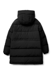 Černá péřová bunda s kapucí, s horizontálními prošívanými částmi, dlouhými rukávy a elastickými manžetami. Hladká, voděodolná tkanina.